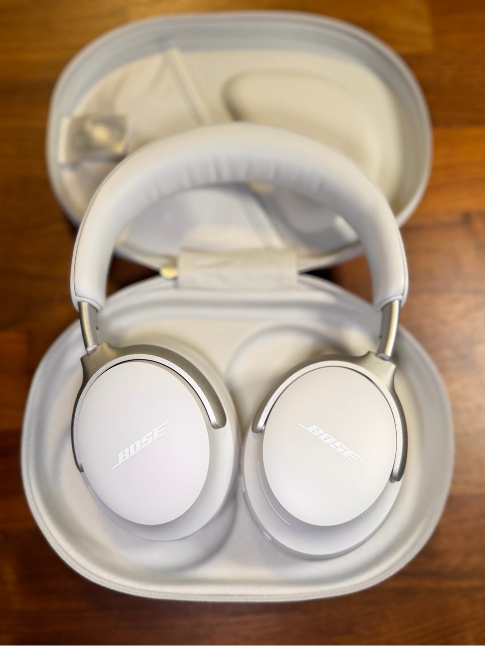 BRAND NEW Bose White Over-Ear Wireless Headphones with Zip Case **Never Used**